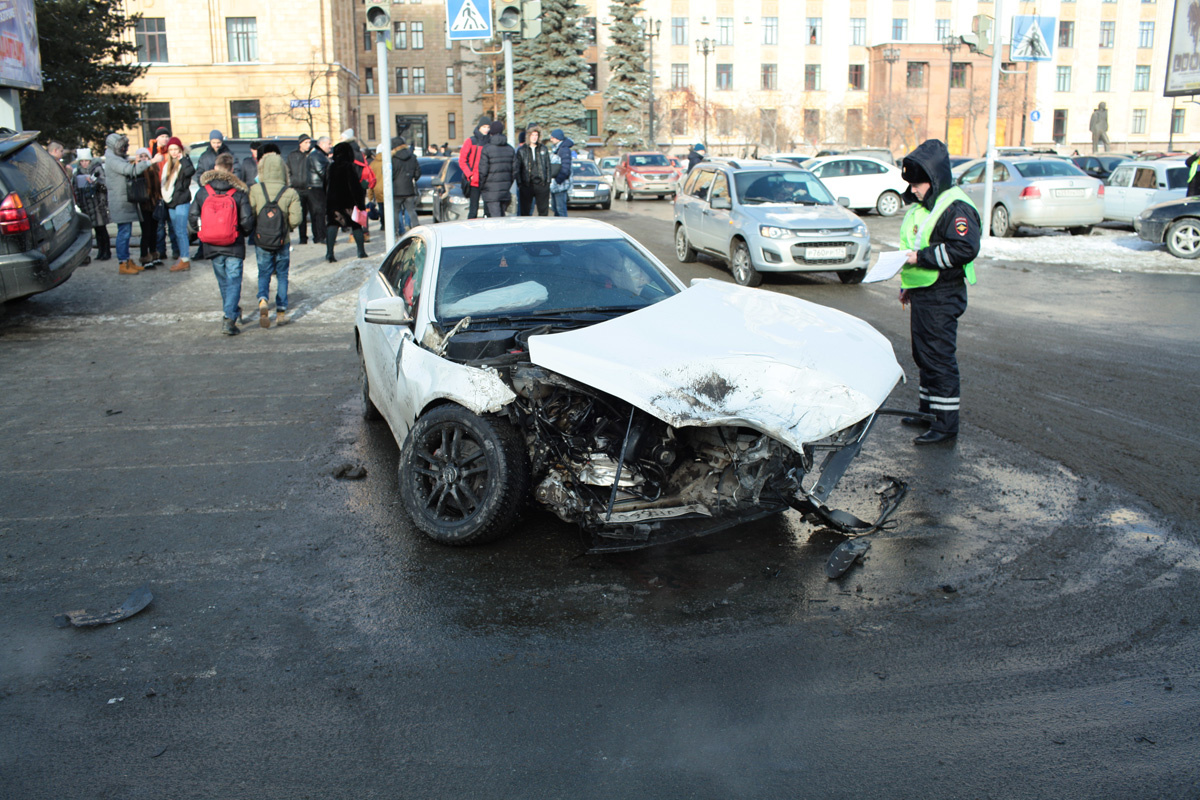 Адвокаты водителя Mercedes доказывают виновность владельца Lexus Адвокаты водителя Mercedes доказывают виновность владельца Lexus