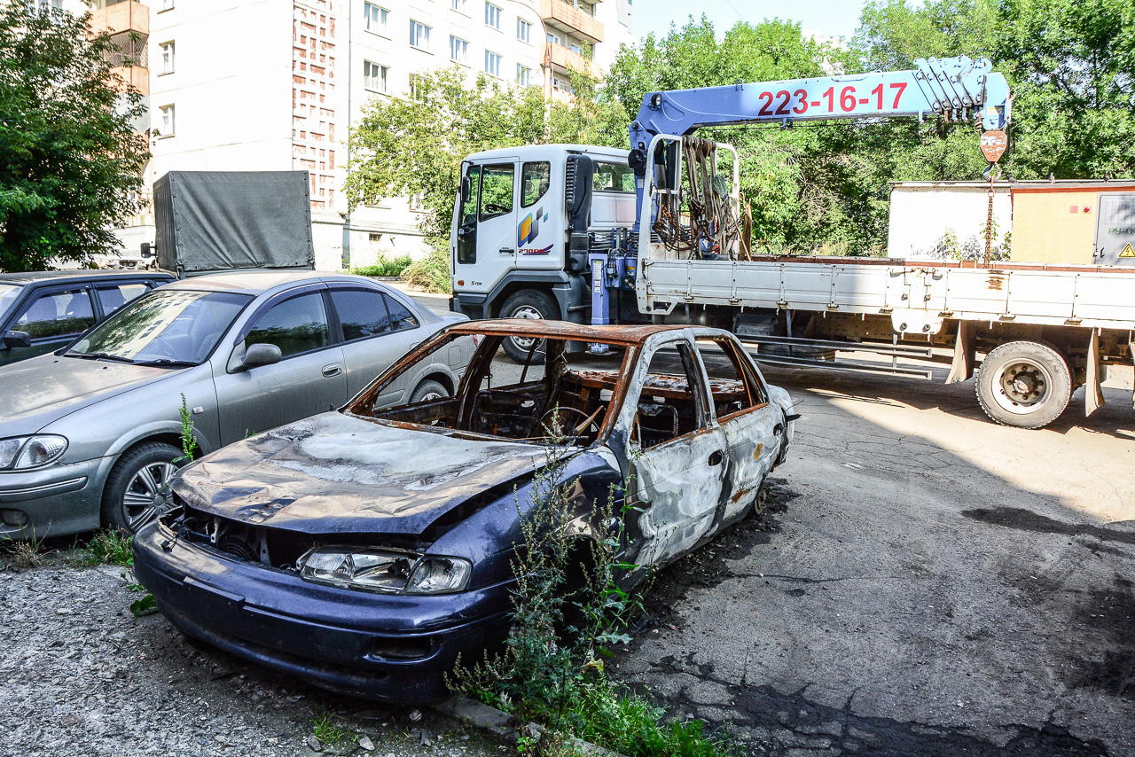 В этом дворе на Молодогвардейцев простаивали пять убитых машин. Теперь их там нет В этом дворе на Молодогвардейцев простаивали пять убитых машин. Теперь их там нет