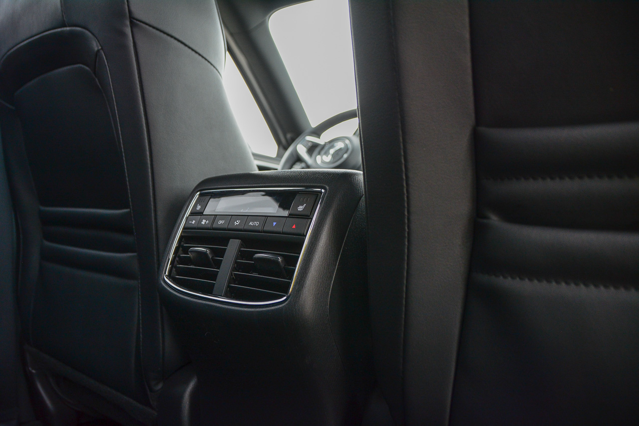 У Mazda CX-9 богатая комплектация, например, есть персональный блок климат-контроля для задних пассажиров и подогрев сидений на обоих рядах