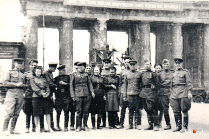 Победители на фоне Бранденбургских ворот