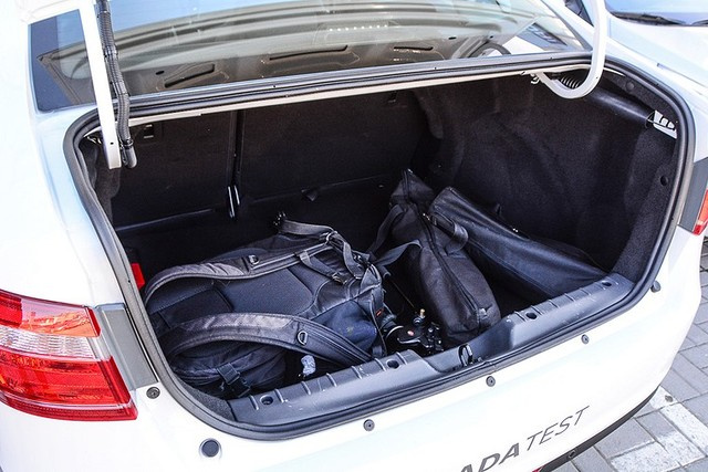 Чтобы вытащить что-то из дальней части багажника, в обоих случаях потребуется определенная ловкость или откидывание спинок сидений