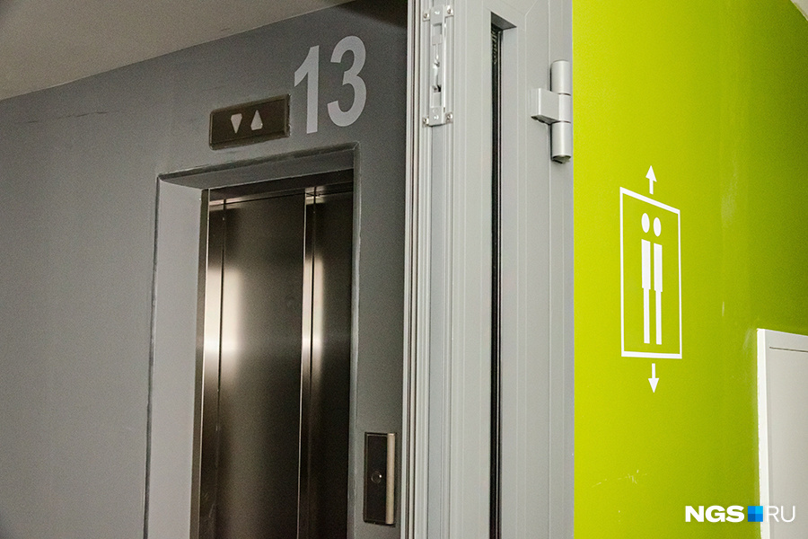 Входные двери на первых этажах домов ЖК стеклянные, в подъездах есть большие зеркала и удобная навигация. Стены выкрашены в праздничные цвета. В 10-этажных кирпичных домах на площадке по 6 квартир, в 17-этажных «свечках» — по 8. В каждой квартире есть застекленный балкон, в 3-комнатных их два. Лифты просторные, скоростные.