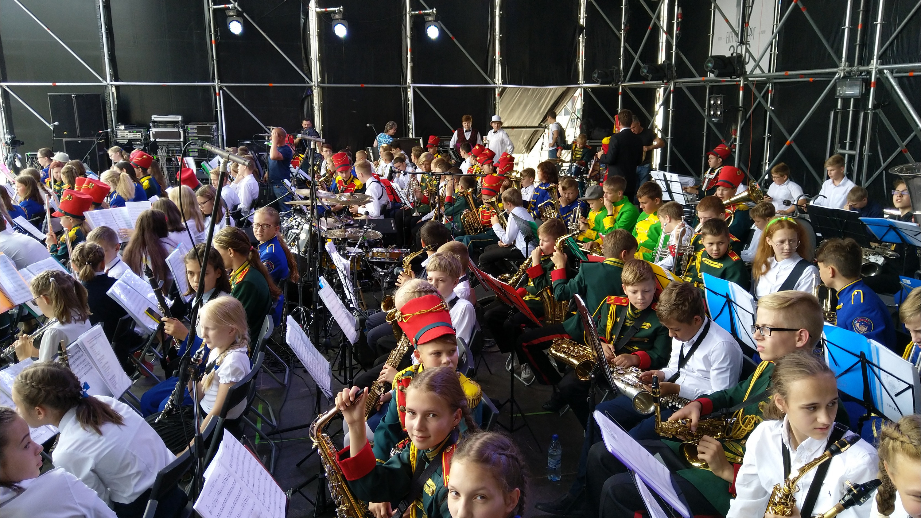 Лидер знаменитого танцующего оркестра «Уралбэнд» собрал молодежный сводный духовой оркестр