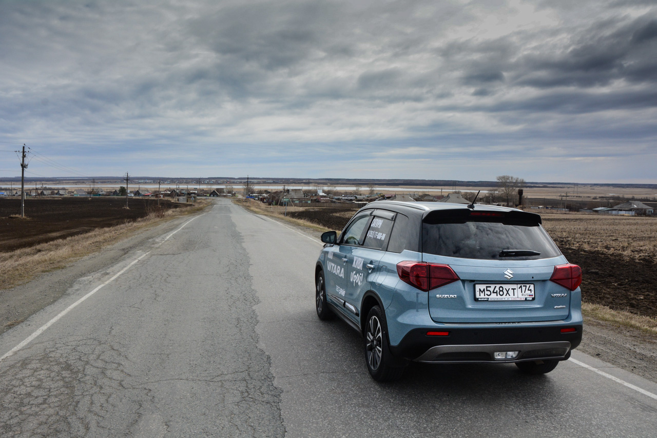Для семейных путешествий Vitara подходит едва ли: и тесновата, и динамика с базовым мотором не способствует лёгкости обгонов. Турбомотор решает последнюю проблему, правда, и цена за такую машину — минимум 1,6 миллиона рублей Для семейных путешествий Vitara подходит едва ли: и тесновата, и динамика с базовым мотором не способствует лёгкости обгонов. Турбомотор решает последнюю проблему, правда, и цена за такую машину — минимум 1,6 миллиона рублей