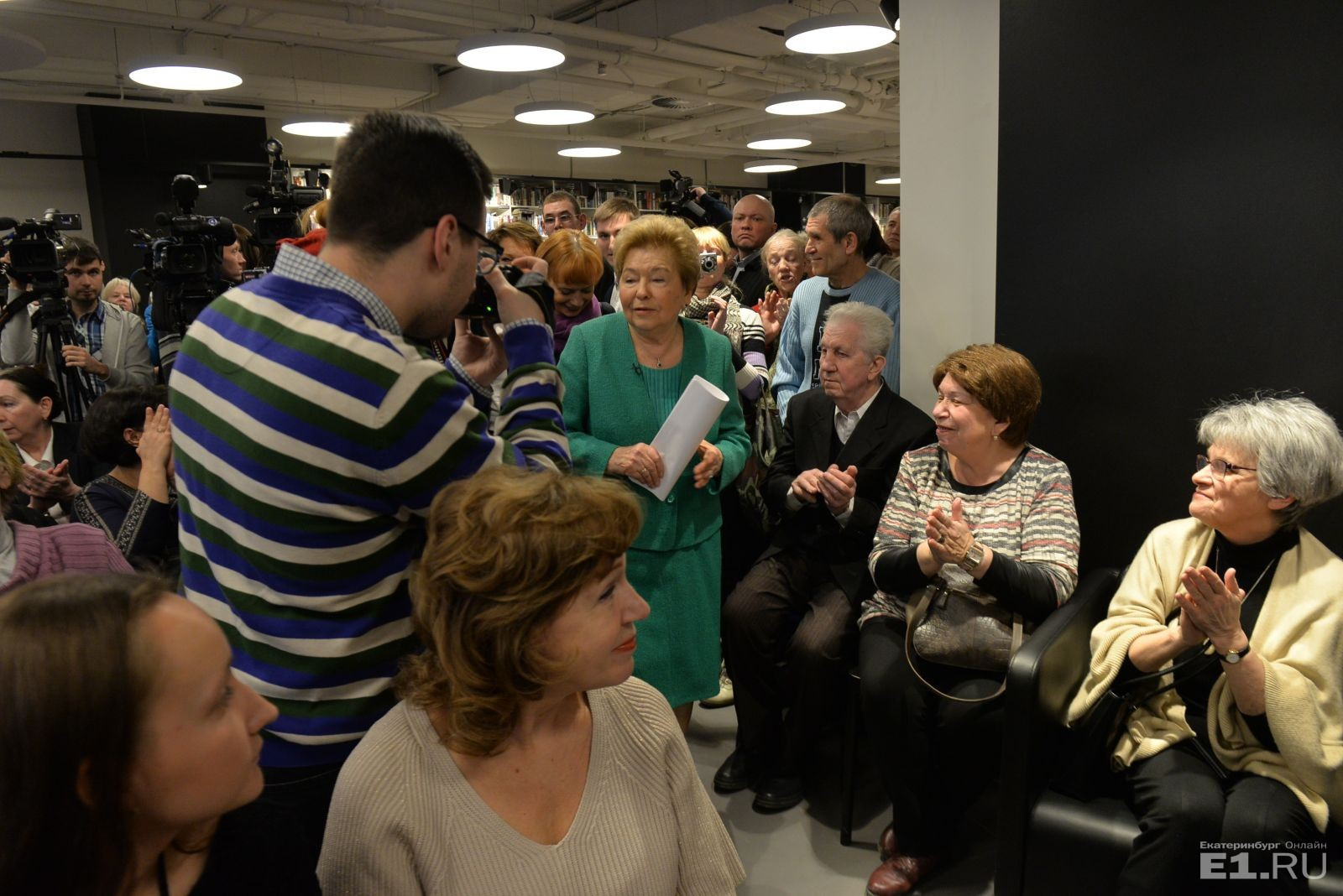 Наину Иосифовну встречала толпа журналистов. 
