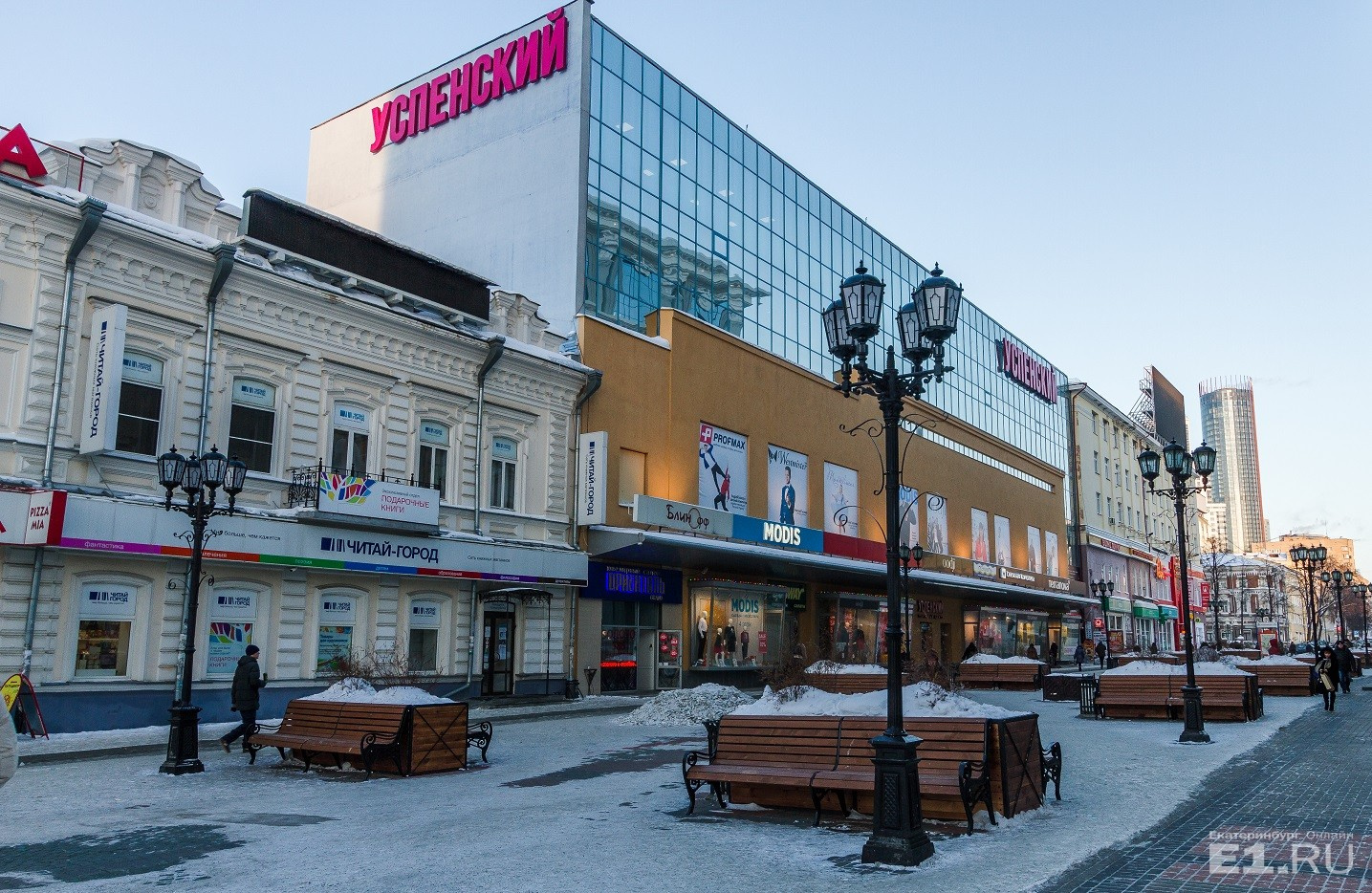– По этому переулку люди шли в театр, здесь действительно в 30-м году был построен Театр драмы – сейчас на этом месте стоит торговый центр "Успенский", – пояснил Бурденков.
– По этому переулку люди шли в театр, здесь действительно в 30-м году был построен Театр драмы – сейчас на этом месте стоит торговый центр "Успенский", – пояснил Бурденков.