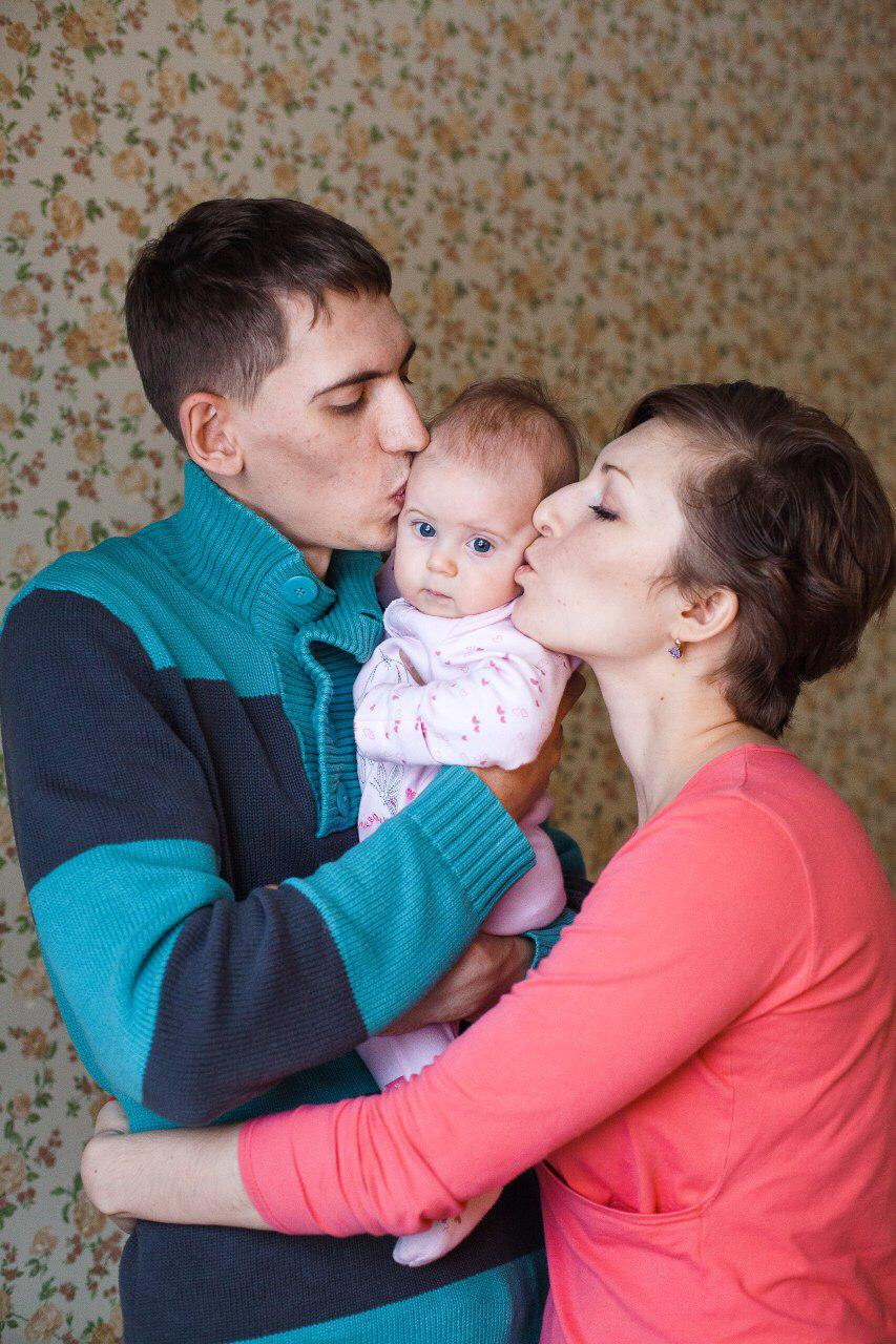 На фото Ольга с супругом и старшей дочерью Александрой