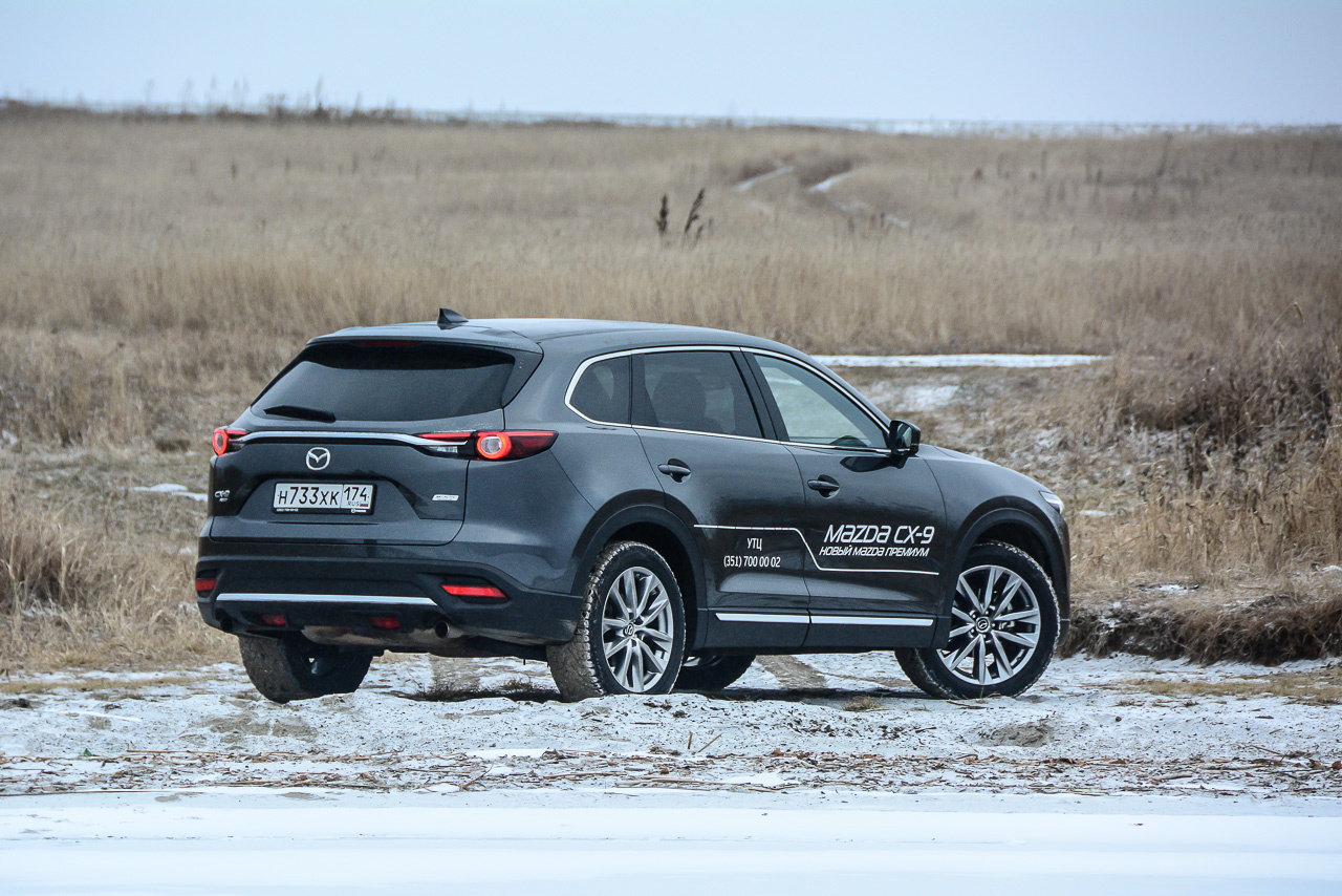 Mazda CX-9 выглядит подтянутой и на виде сзади. Обычно большие кроссоверы выдает именно массивный задний торец Mazda CX-9 выглядит подтянутой и на виде сзади. Обычно большие кроссоверы выдает именно массивный задний торец