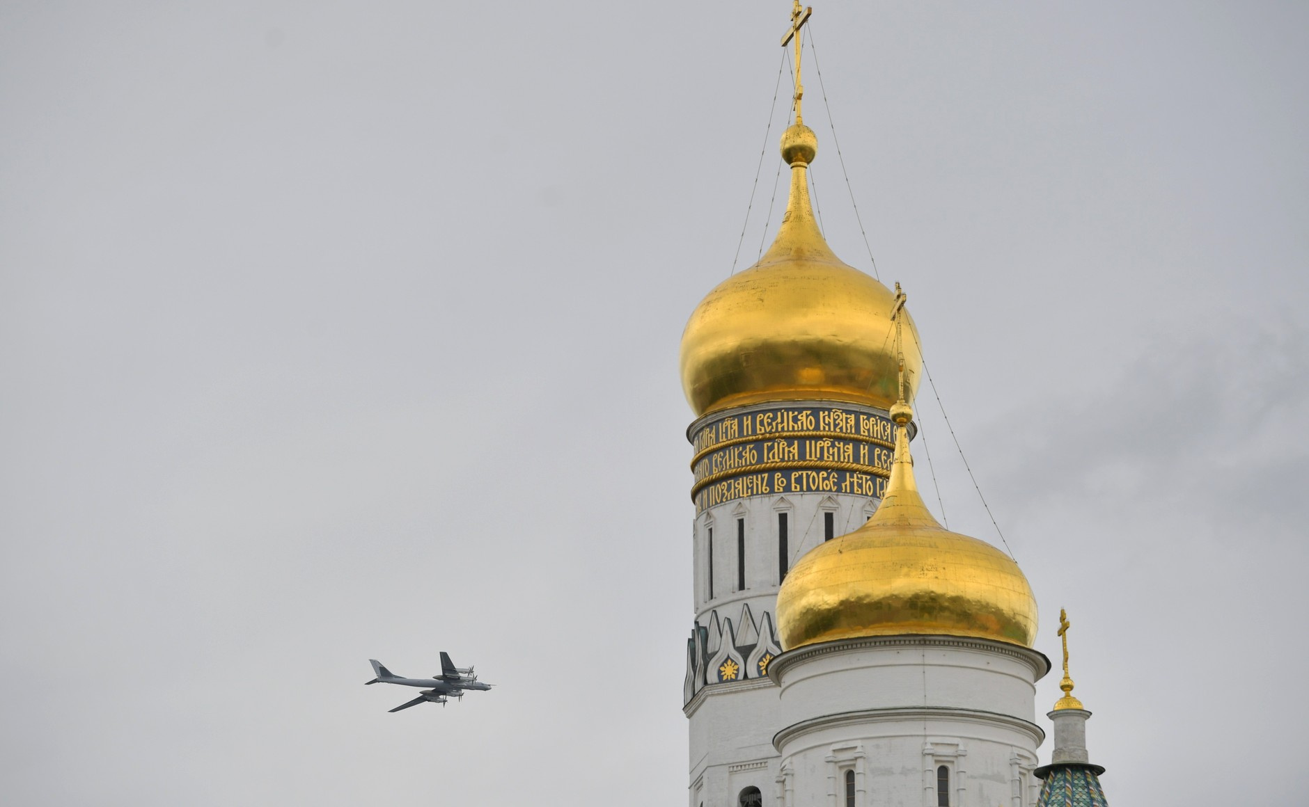 Сразу после обращения начался парад авиации Сразу после обращения начался парад авиации