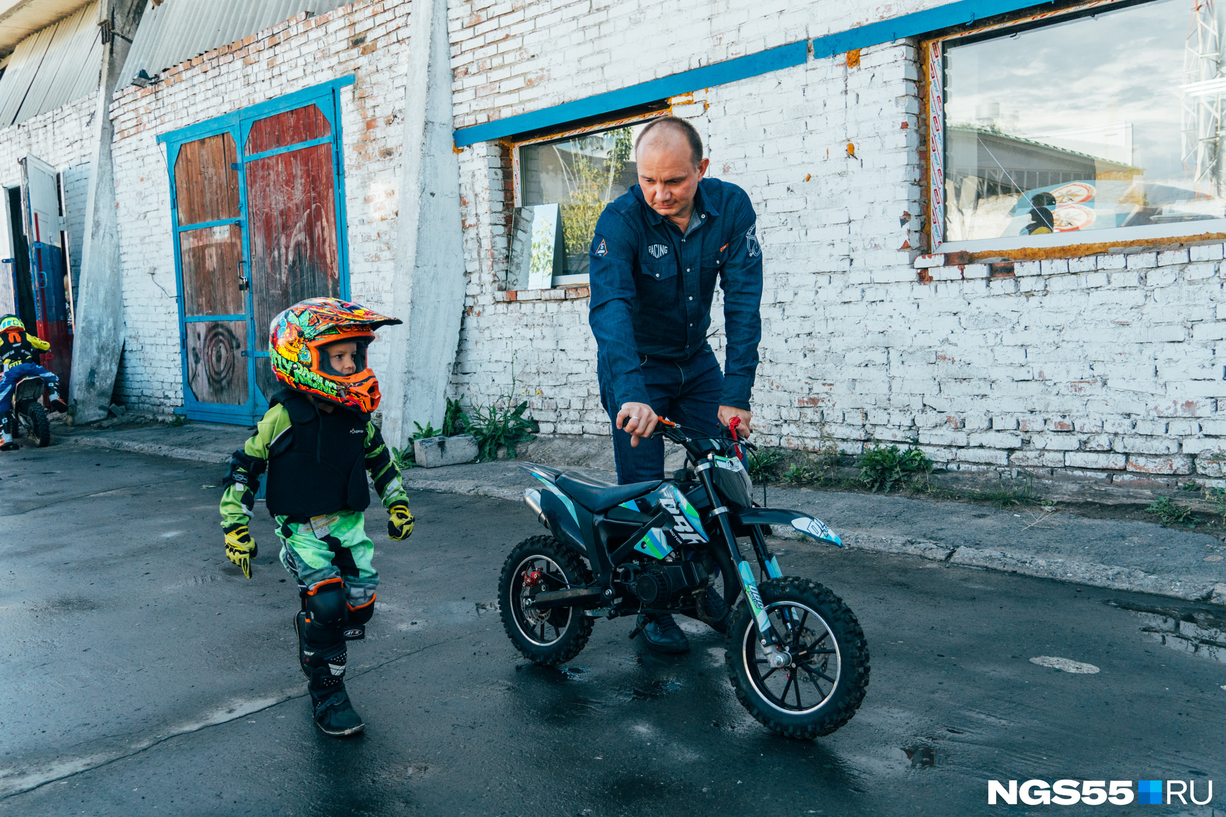 Пока Дмитрий с Сашей катят мотоцикл сто метров от гаража до стадиона ДОСААФ...