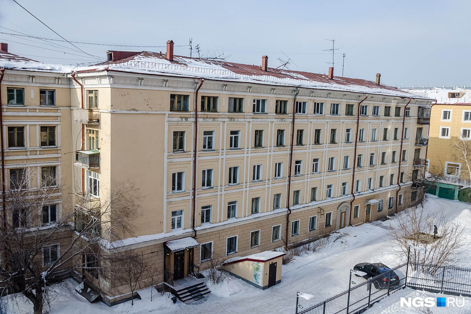 Долгое время «Дом артистов» оставался одним из самых протяженных жилых домов Новосибирска — его длина превышает 55 м.