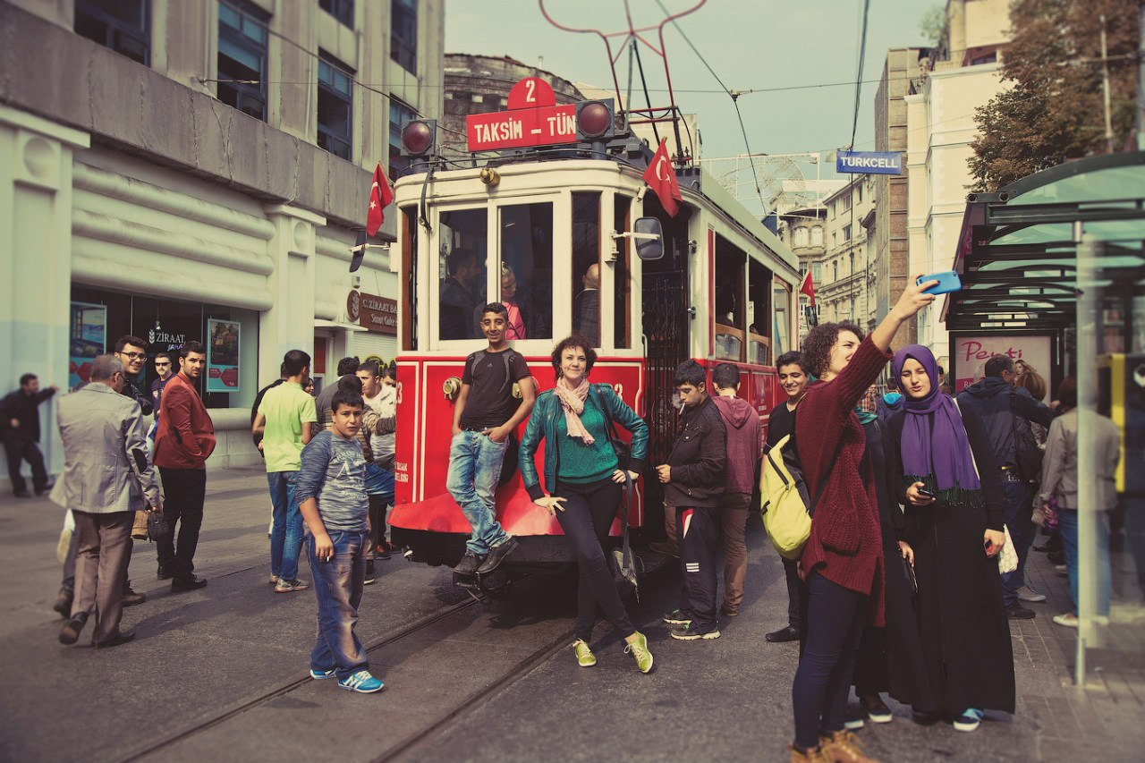 Знаменитый красный трамвай в районе Истикляль в Стамбуле не оставит никого равнодушным