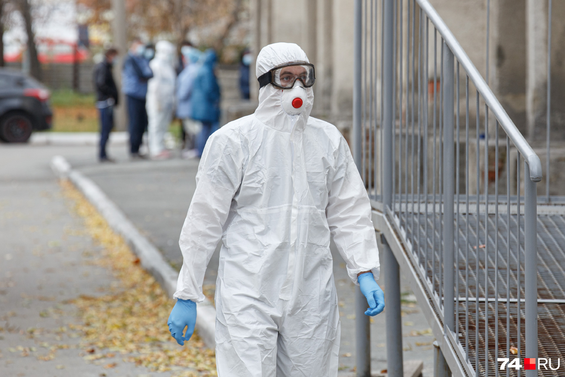 Больных сопровождают врачи в защитных костюмах Больных сопровождают врачи в защитных костюмах