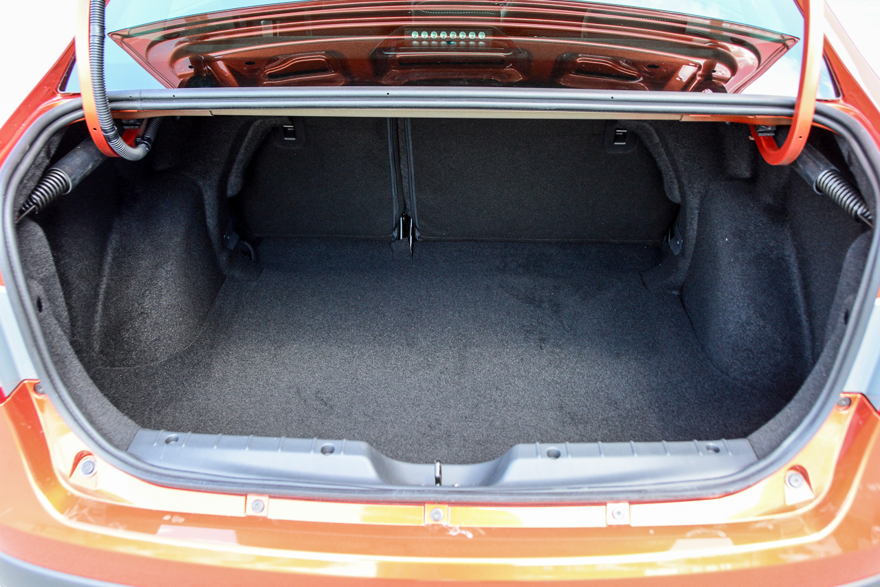 Багажник объемом 480 литров портит прежде всего не слишком большой проем — проблема всех седанов