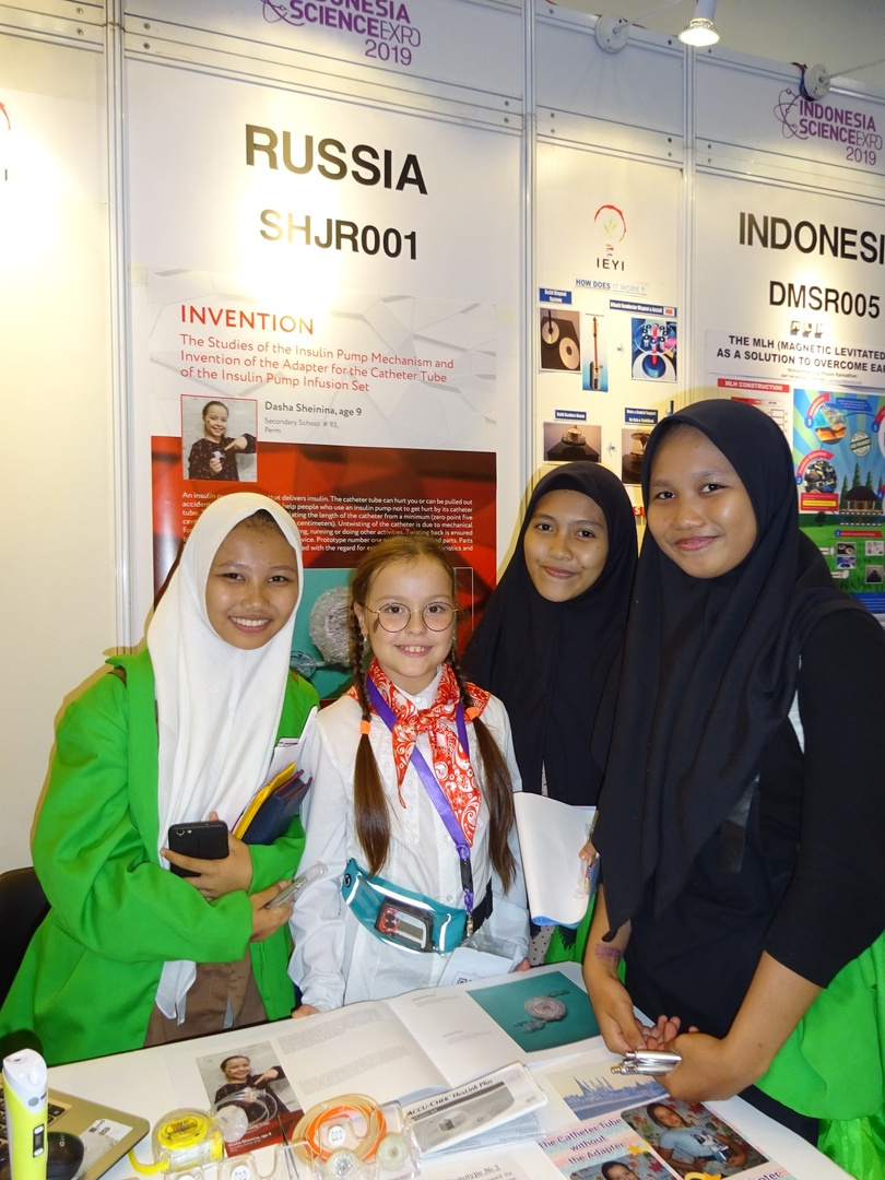 Эта фотография сделана во время поездки в Индонезию на конкурс юных изобретателей