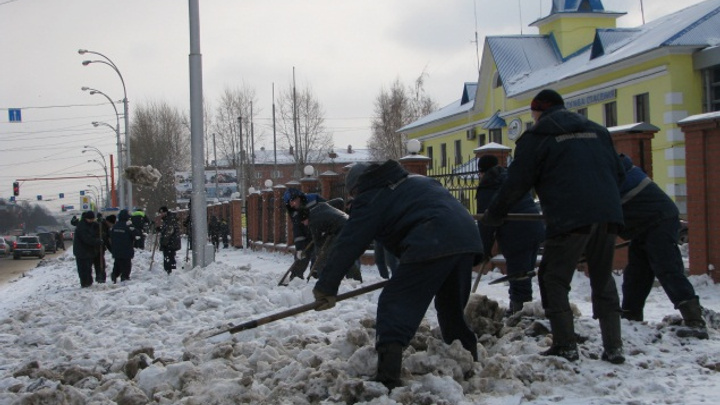 30 спасателей с лопатами вышли на борьбу со льдом и снегом в Кемерово (фото)
