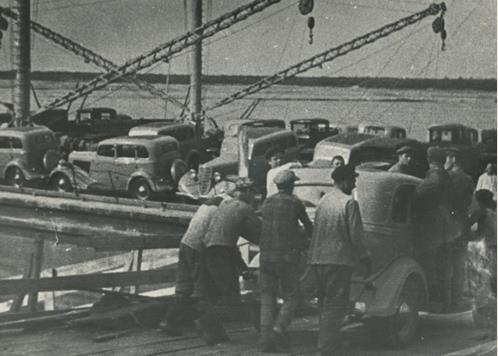 Погрузка автомашин «Эмка» в Горьковском порту осуществлялась в ручную. 1934г.<br>