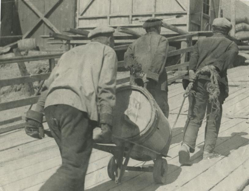 Работа грузчиков. Сибирские пристани, 1926 г.<br>