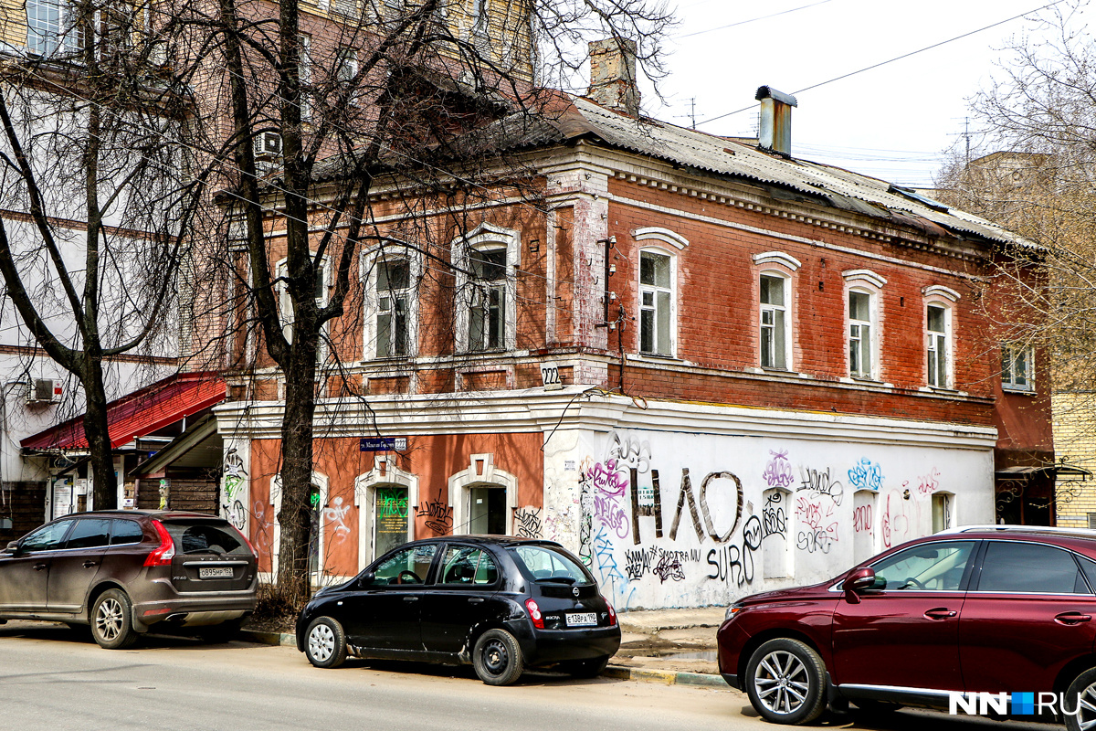 Уцелевший двухэтажный каменный дом — улица Горького, 222. Фото: Наталья Бурухина<br>