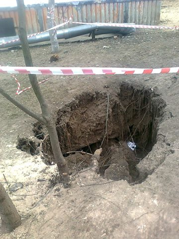 Провал грунта на Володарского <i class="_">Фото: Федор Архипов</i><br> Провал грунта на Володарского <i class="_">Фото: Федор Архипов</i><br>
