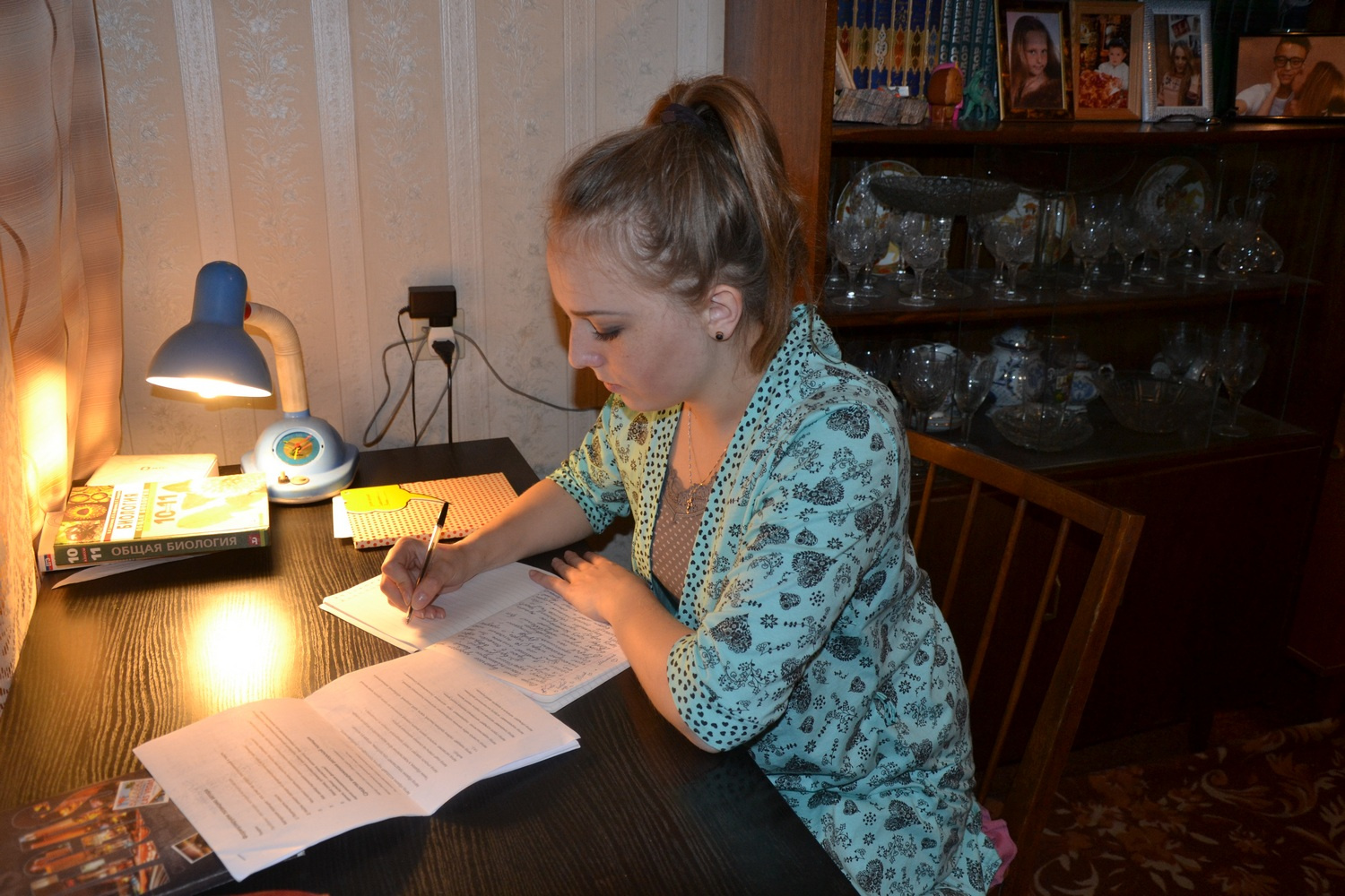 Юля готовится к экзаменам<i class="_">  Фото их архива семьи</i><br>