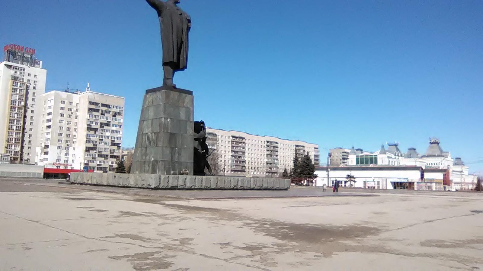 Девственно пустая пл. Ленина, 12 часов 8 минут 26 марта. Фото: Елена Дементьева<br> Девственно пустая пл. Ленина, 12 часов 8 минут 26 марта. Фото: Елена Дементьева<br>