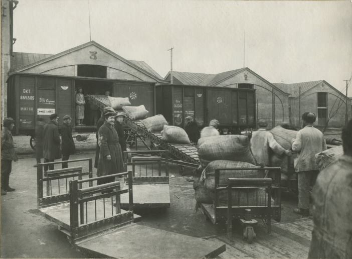 Погрузка мешков с овсом в вагоны с помощью передвижного конвейера «Штор». Снято 26 октября 1928 г.<br>