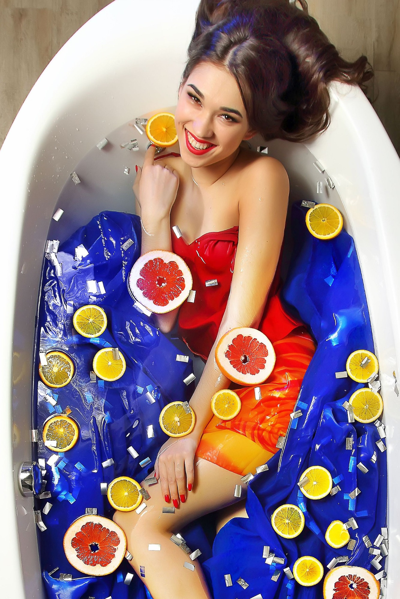 Фотосессия в ванне с апельсинами