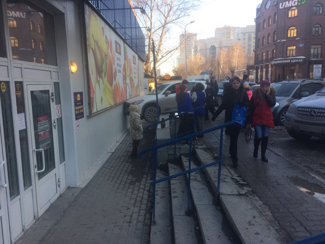 Машина врезалась в стену продуктового магазина «Сибириада» на ул. Крылова<br> Машина врезалась в стену продуктового магазина «Сибириада» на ул. Крылова<br>
