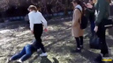 Полиция занялась жесткой дракой двух школьниц у ДК Горького