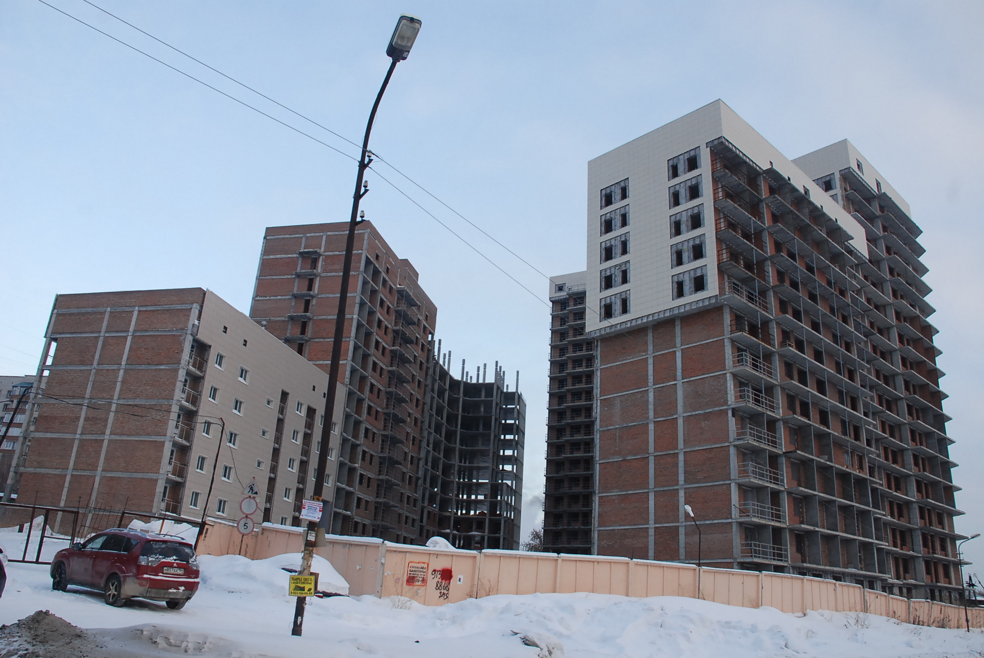 Строительство жилого комплекса на ул. Тульской, 80 и 82 ведется с 2004 года — своих квартир сейчас ждут около 500 семей