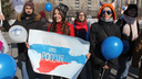 Сотни подростков собрались у оперного театра, чтобы отметить присоединение Крыма