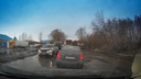 Машины выстраиваются в очередь для проезда по Толмачевской из-за ям и луж