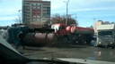 Ассенизаторская машина легла на бок на оживленной улице