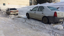Припаркованные авто остались стоять на «пьедесталах» после уборки снега