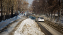 Автомобилисты стали ездить по тротуару Космической из-за горы снега на дороге