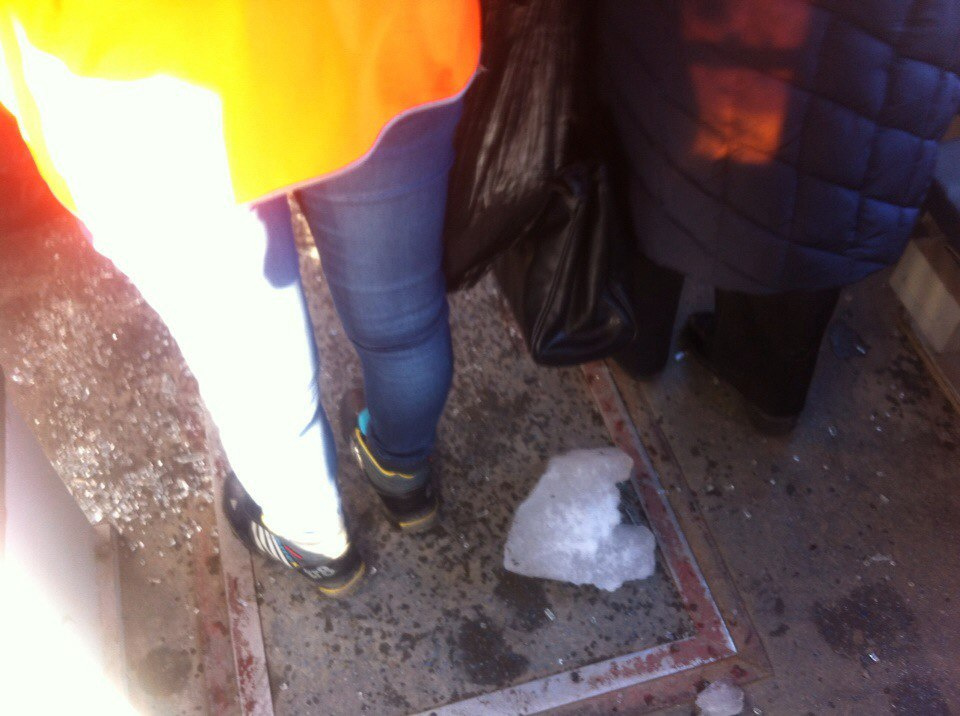 Пассажирка, в которую попал кусок льда, отделалась царапиной<br>