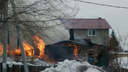 Пожарные не смогли подъехать к горящему дому с погибшей женщиной