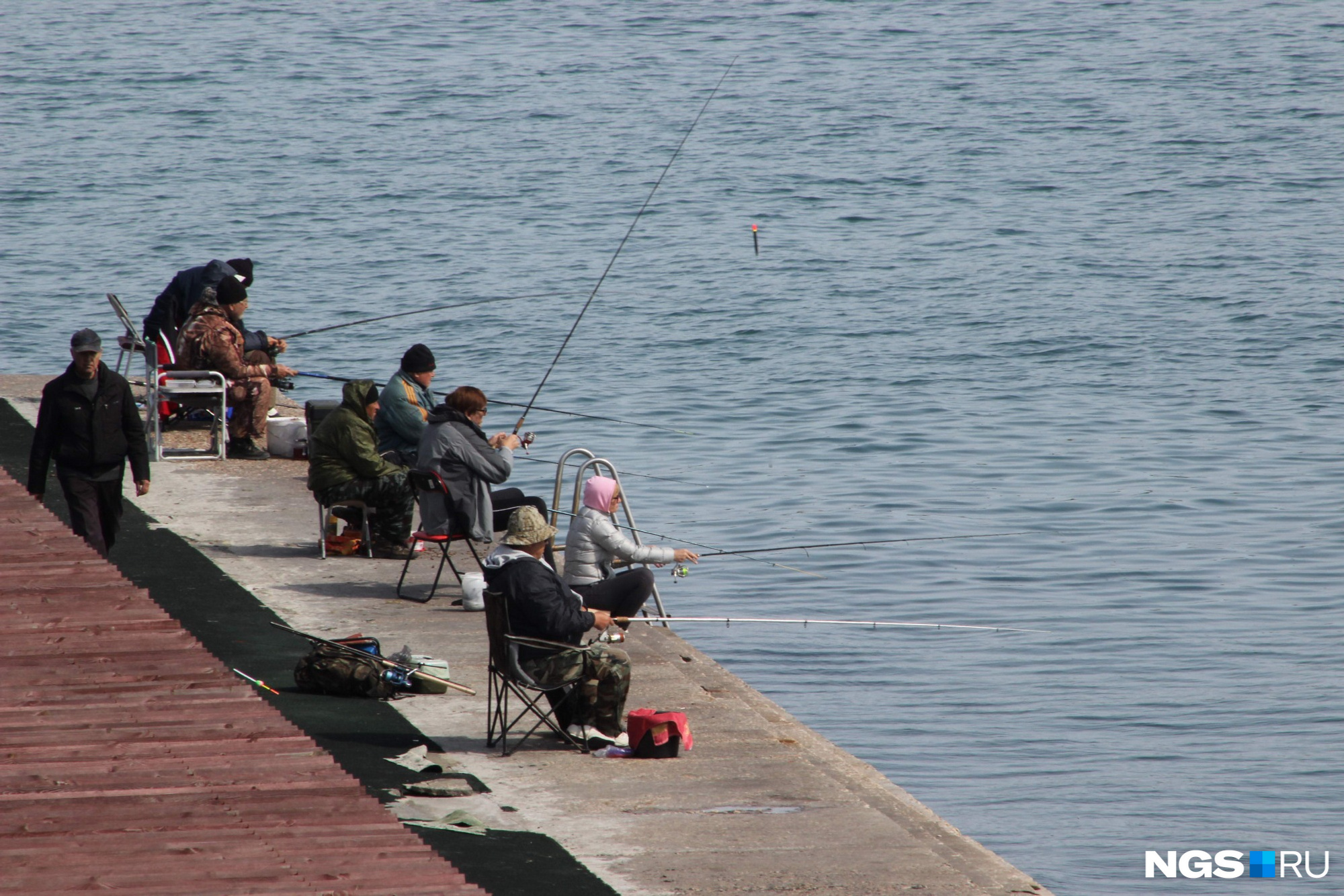 Рыбаки на севастопольской набережной.  Фото Стаса Соколова<br>