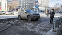Новосибирские водители массово припарковались на «газоне Миши Алояна»