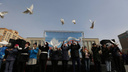 Новосибирцы выпустили белых голубей на многотысячном митинге против террора