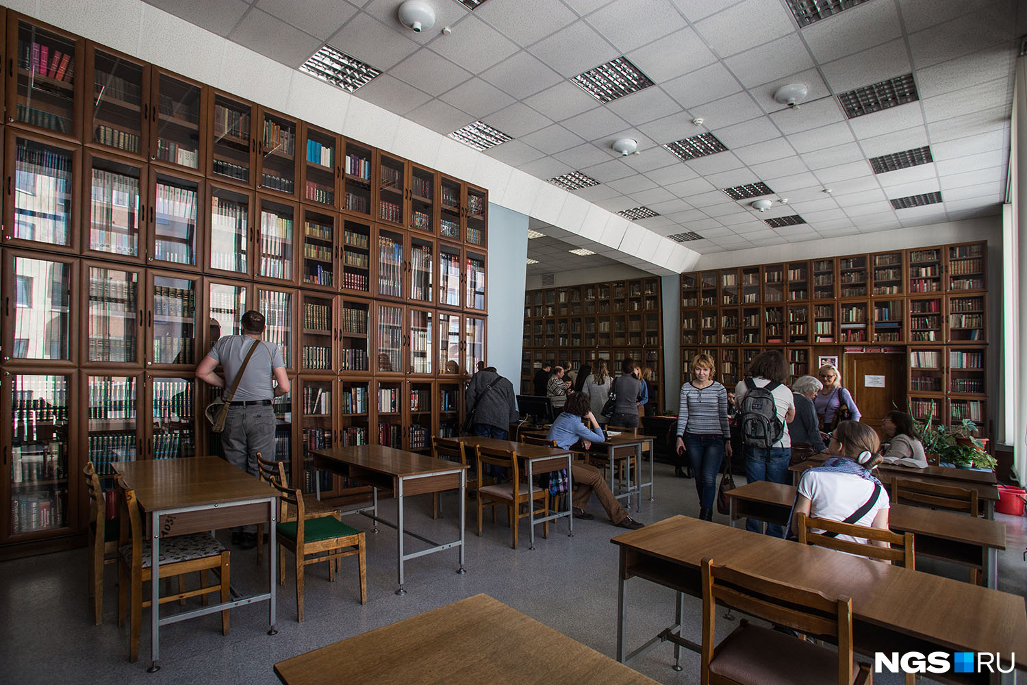 Научная библиотека ран. ГПНТБ Новосибирск. Библиотека ГПНТБ Новосибирск. ГПНТБ Новосибирск внутри. ГПНТБ читальный зал.