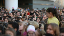 Три тысячи новосибирцев собрались у «Ауры» ради концерта и бесплатной иномарки