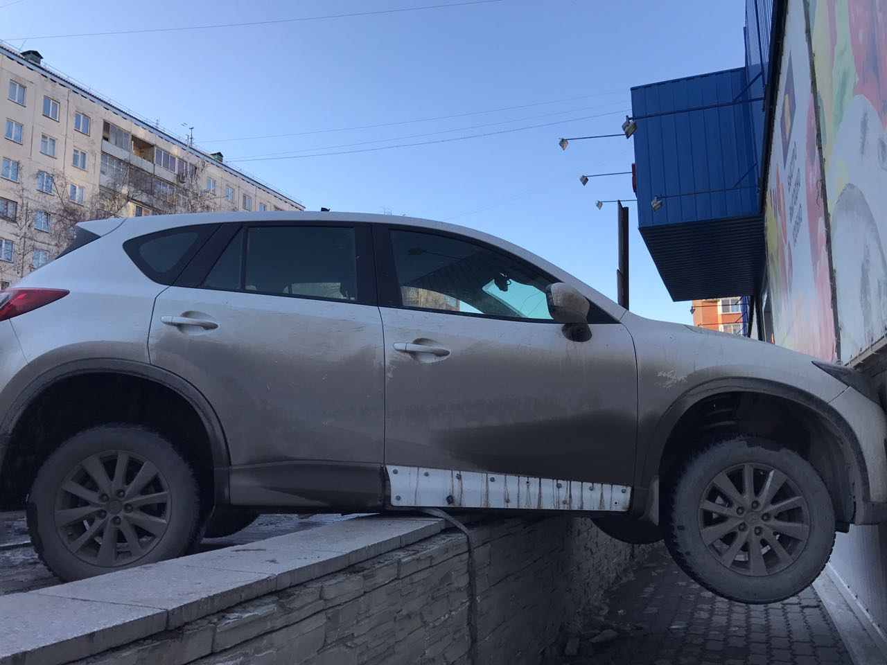 Через пару секунд после остановки машина резко поехала вперед, стукнулась в стену и повисла<br> Через пару секунд после остановки машина резко поехала вперед, стукнулась в стену и повисла<br>