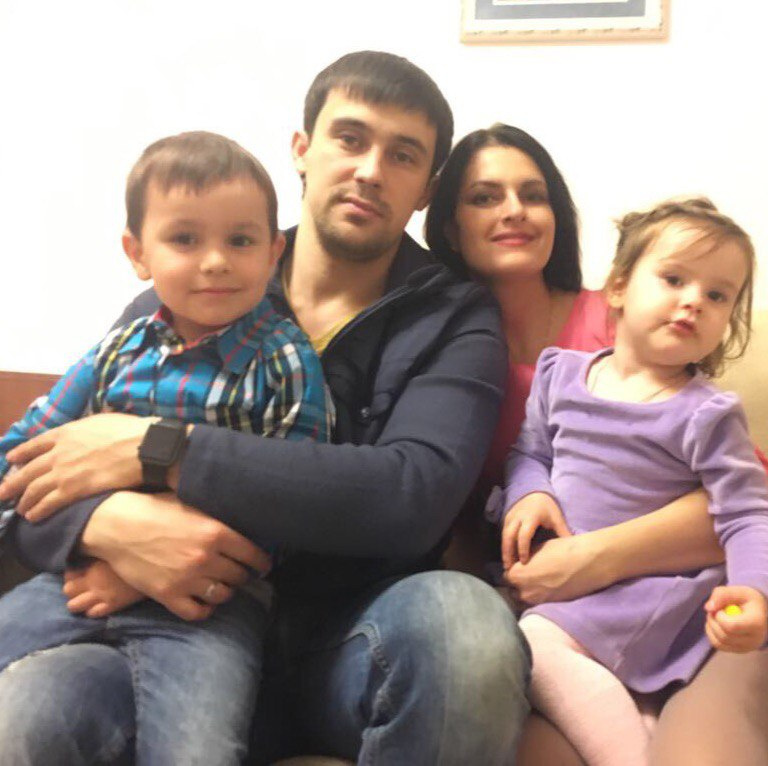 Виктория вместе с  мужем Михаилом и детьми — Машей и Семеном