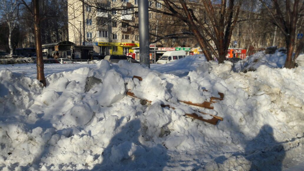 Остатки лавочки, убранной вместе со снегом с пешеходной аллеи