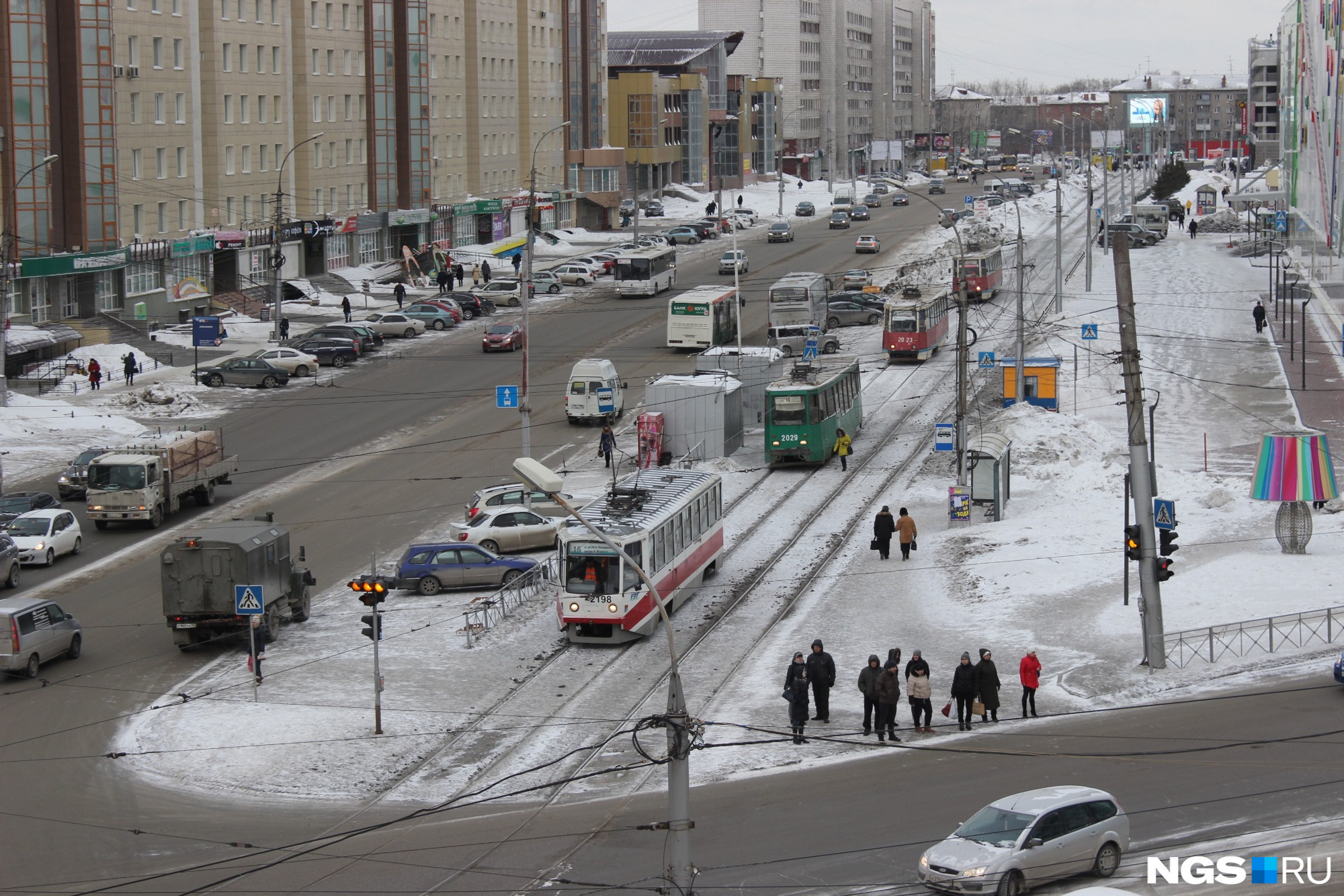 Трамваи встали из-за столкновения троллейбуса и маршрутки