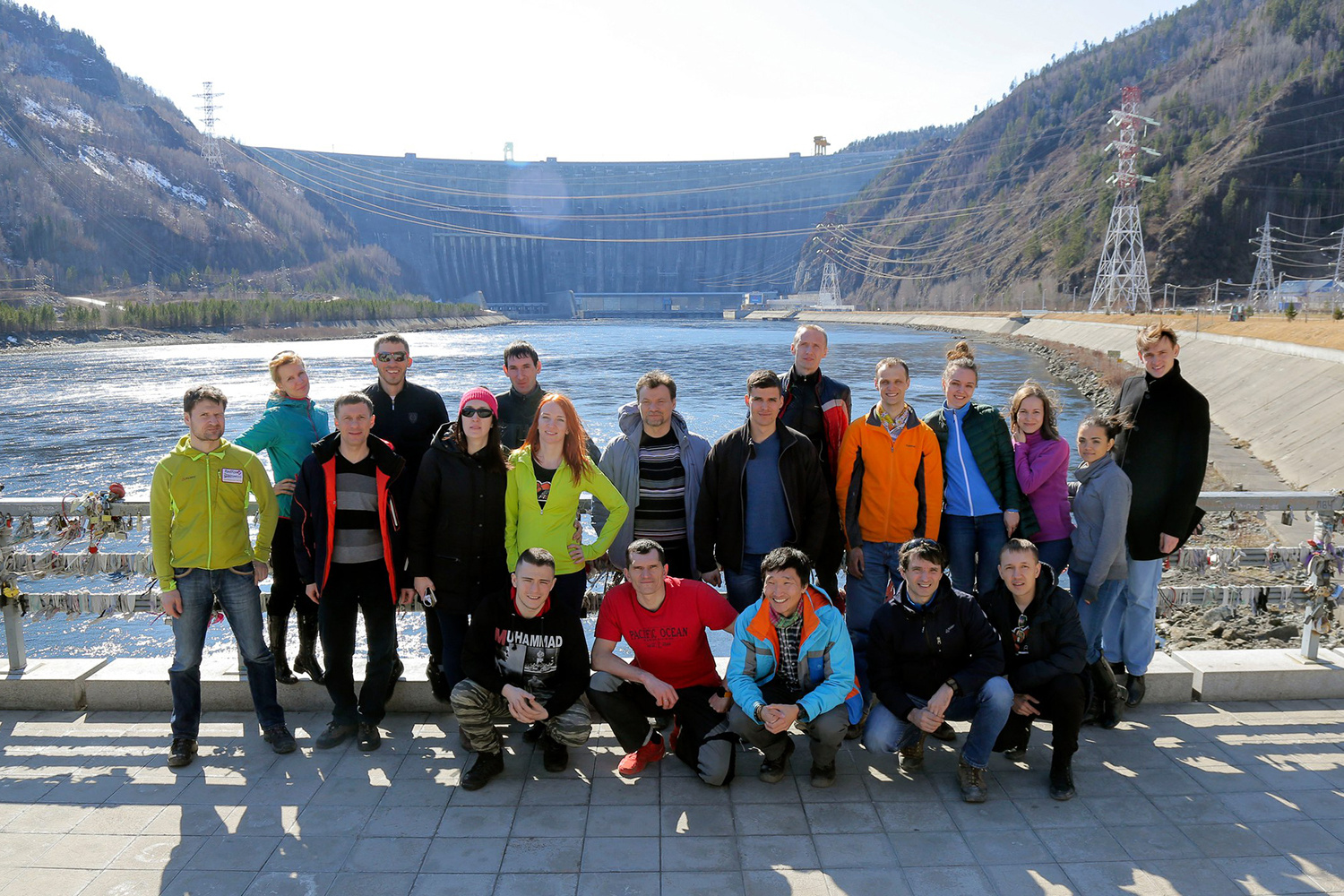 <i class="_">Группа участников забега на Борус из Новосибирска на Саяно-Шушенской ГЭС</i><br>