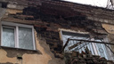 В Заельцовском районе часть стены жилого дома рухнула на балкон