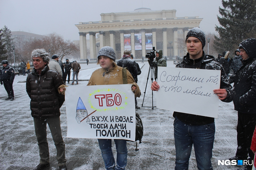 Митингующие вышли с плакатами против строительства полигона в Раздольном<br>